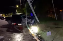 Una camioneta embistió una columna en Montevideo y 50