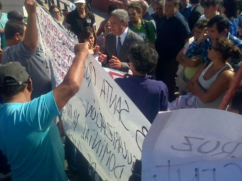 Fuerte cruce entre Enrique Slezack y Paulo Ferreira en pleno acto por la Autonomía