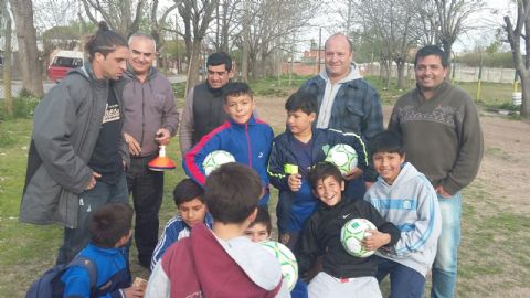 Celi y Bangardino entregaron equipamiento para clubes de fútbol infantil