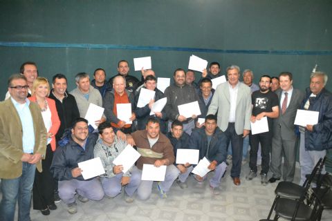 Slezack entregó certificados de acreditación de saberes para empleados municipales