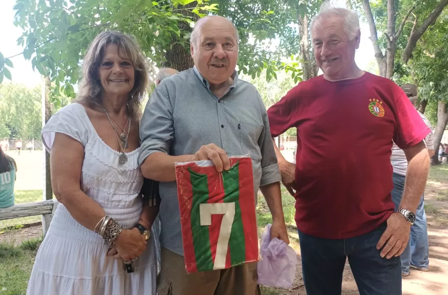 Patricia Barjak (hija de Martín, dirigente y técnico), “Yeyo” Quintas (el 7 del campeón) y José Goncalves.