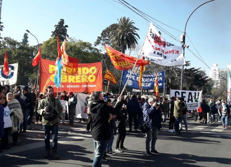 Piquete en el acceso a La Plata.