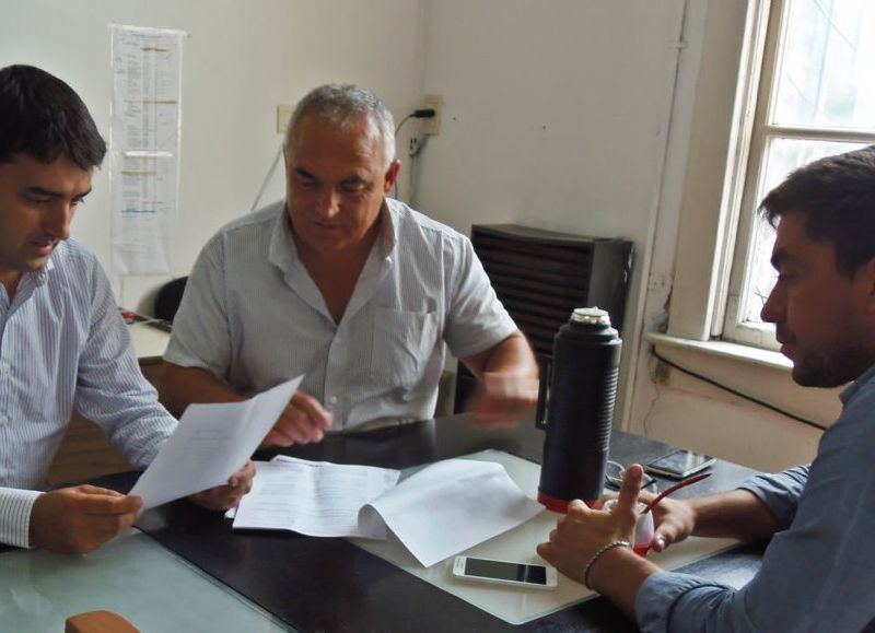 El senador Hernán Albisu junto a los concejales Ángel Celi y Jonathan Barros.