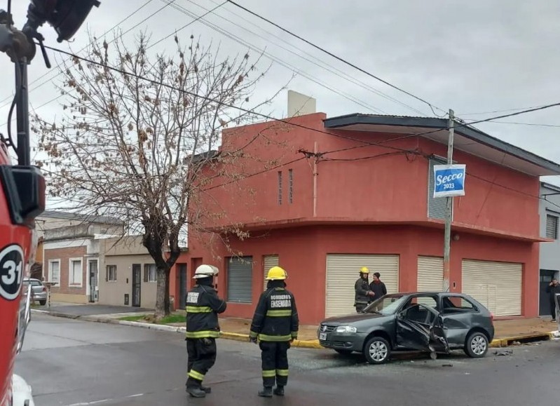 El equipo de emergencia, junto con el móvil 31 de los bomberos, comandados por Abel Comas, lograron sacar a la persona del vehículo. Por suerte, no hubo heridos. 