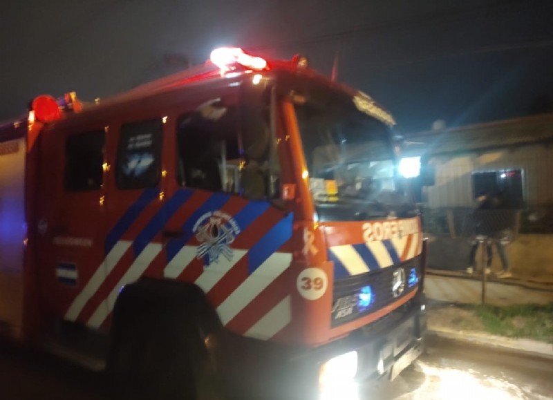 Al lugar acudieron tres dotaciones de bomberos.