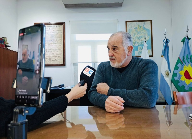 La periodista Melina Sisterna junto al presidente del Consorcio de Gestión del Puerto La Plata, José María Lojo.