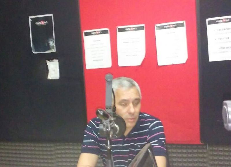 Fabián Cagliardi, en el aire de 'BerissoCiudad en Radio'.