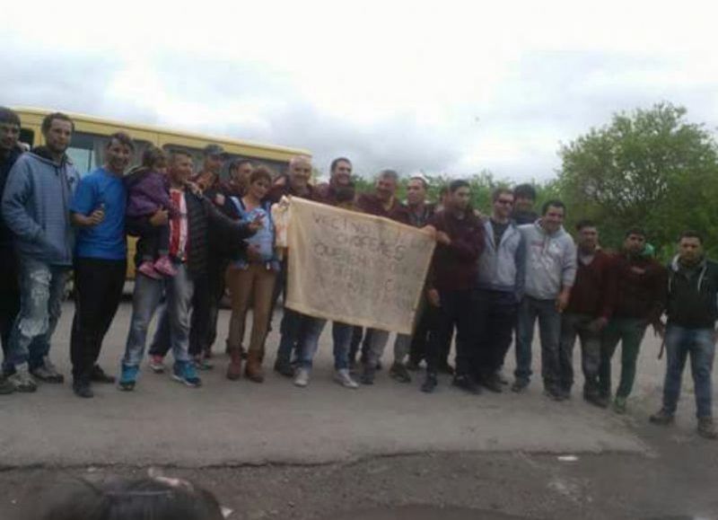 Los vecinos de la zona sur de La Plata que se encuentran aislados decidieron solidarizarse con los choferes y exigir respuestas al gobierno.