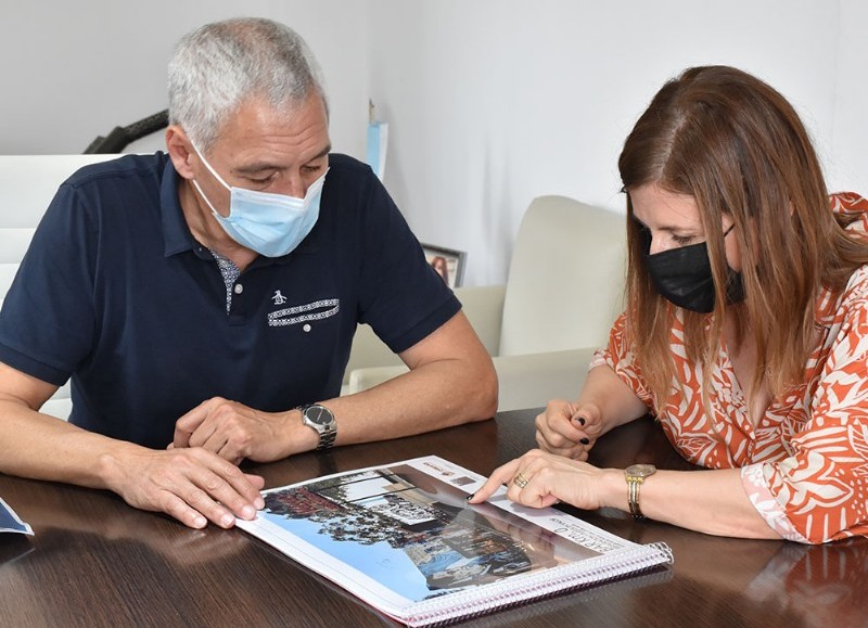 El intendente de Berisso junto a la titular del Instituto Cultural bonaerense.