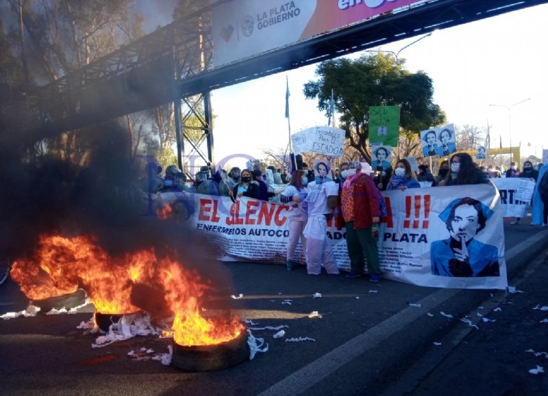 A las 8 de la mañana de este viernes los enfermeros de los hospitales San Martín y Gonnet de La Plata y el Larraín de la ciudad de Berisso. (Foto: NOVA)