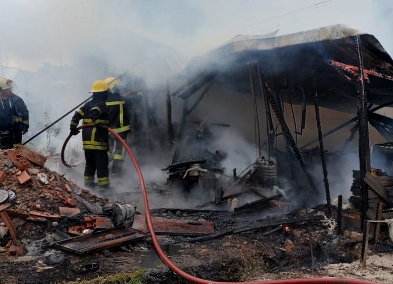 Este martes, minutos después de las 16.30 horas, se desató un incendio en una vivienda de la calle 162 sur entre 18 y 19.