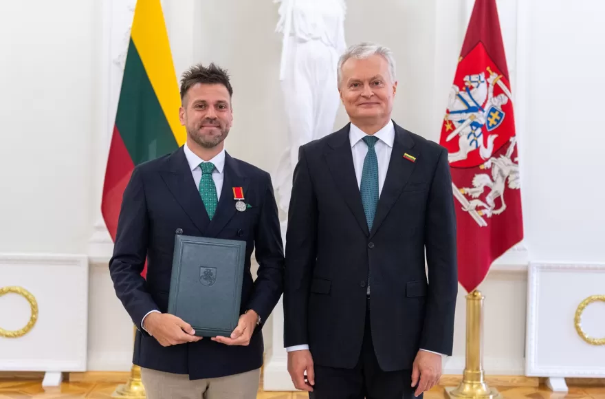 Recibida de manos del presidente lituano, Gitanas Naus?da.