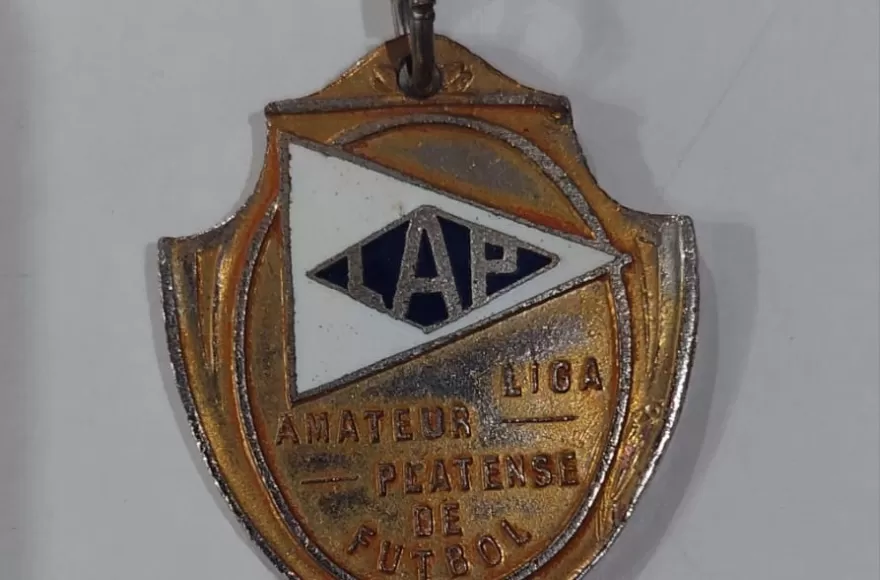 Medalla de campeones de Primera A, edición 1974, de la Liga Amateur Platense de Fútbol