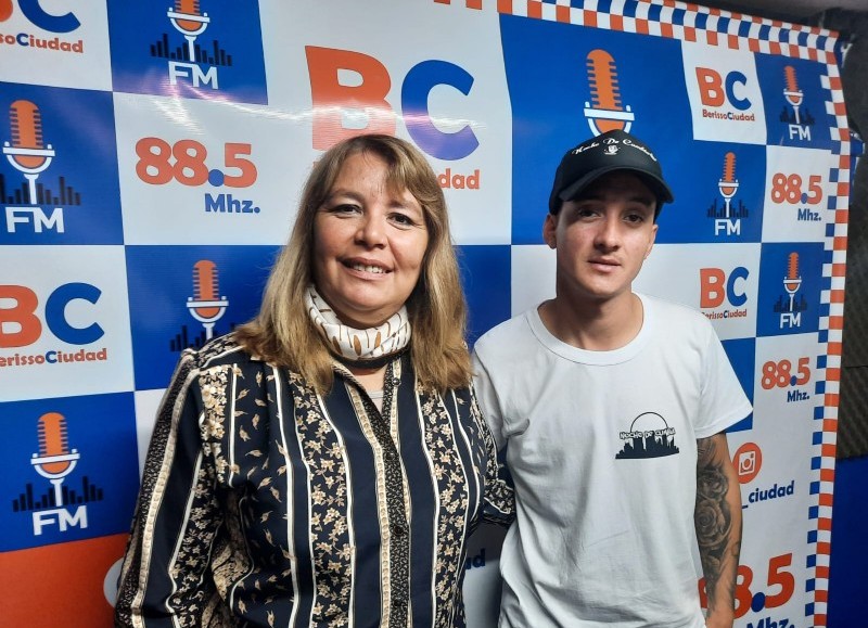 Claudia Vivas junto a Coqui Falcón, cantante de Noche de Cumbia.