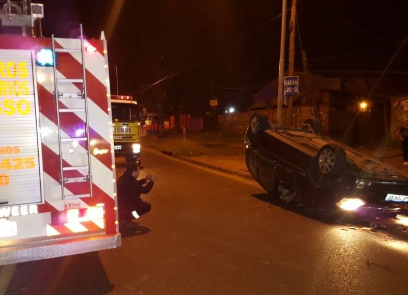 Un automóvil colisionó contra una columna.