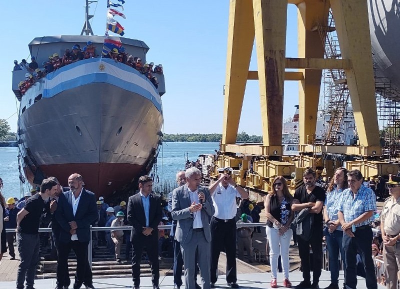 Las autoridades durante el acto.