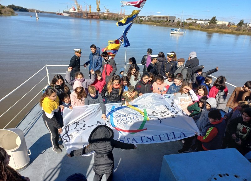 La Orquesta Escuela en el barco.