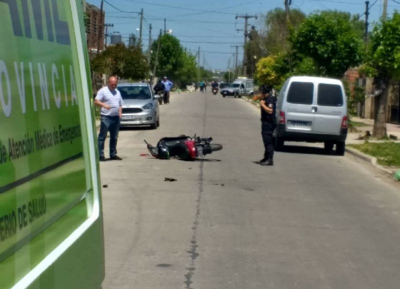 Una moto y un auto, los protagonistas.