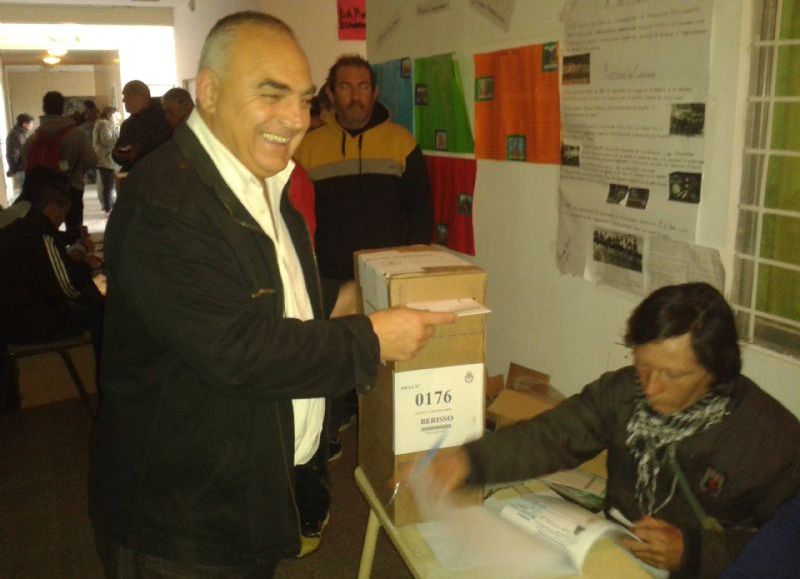 El precandidato a concejal por el espacio 1País emitiendo su voto.