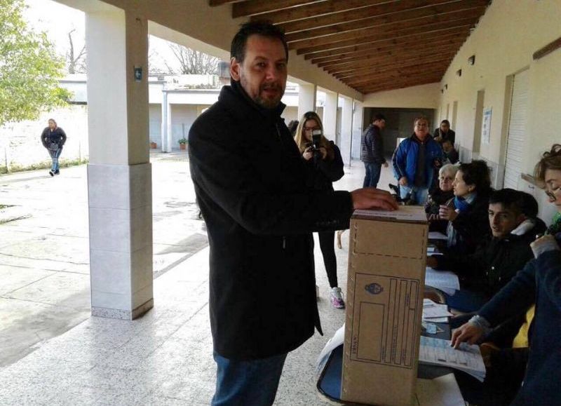 El pre-candidato a minutos de emitir su voto