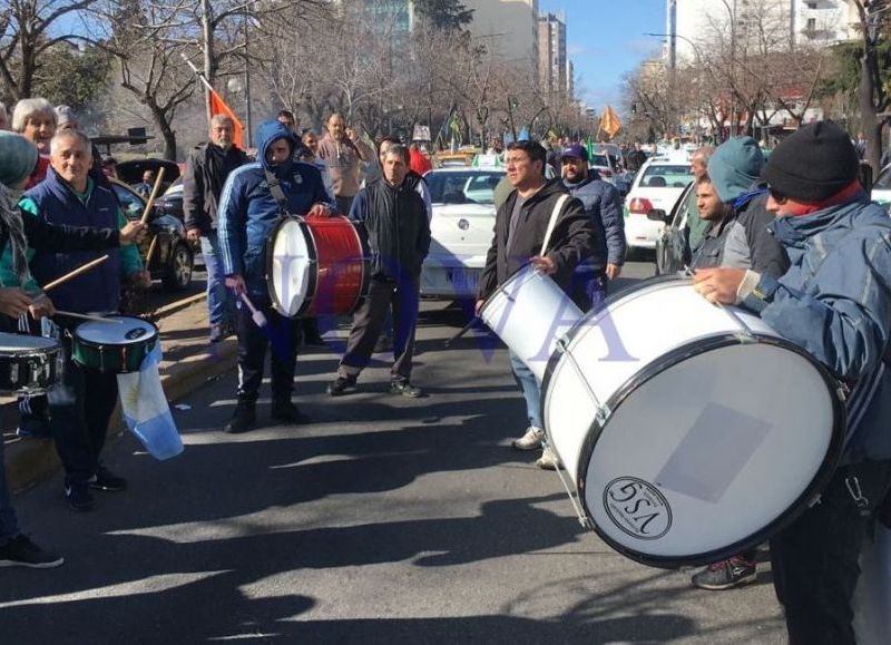 Los choferes de taxis y remises se unificaron para protestar ante la inminente llegada de UBER a la provincia. (Fotos: Ximena González- NOVA)
