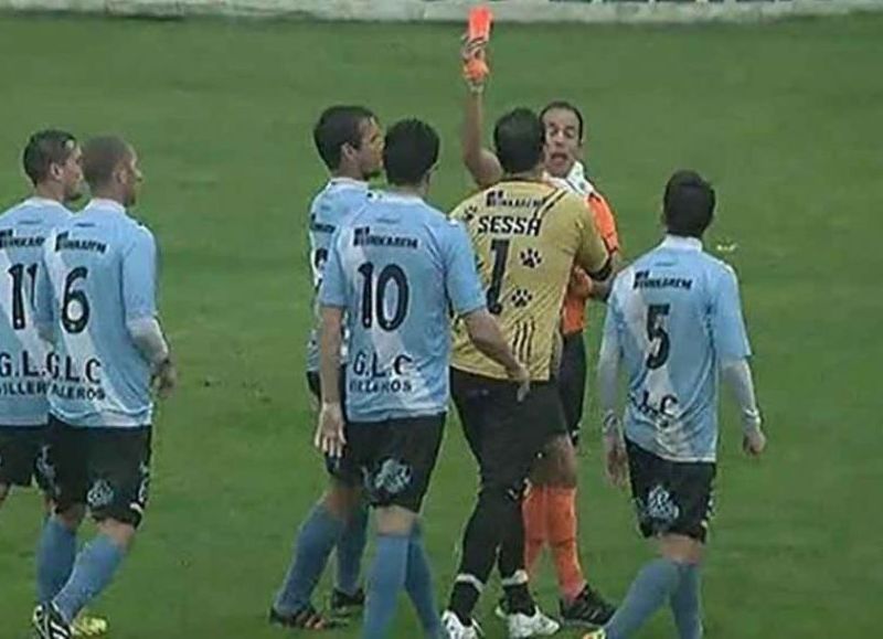 El Gato Sessa vio la roja por agarrarlo del cuello al árbitro.