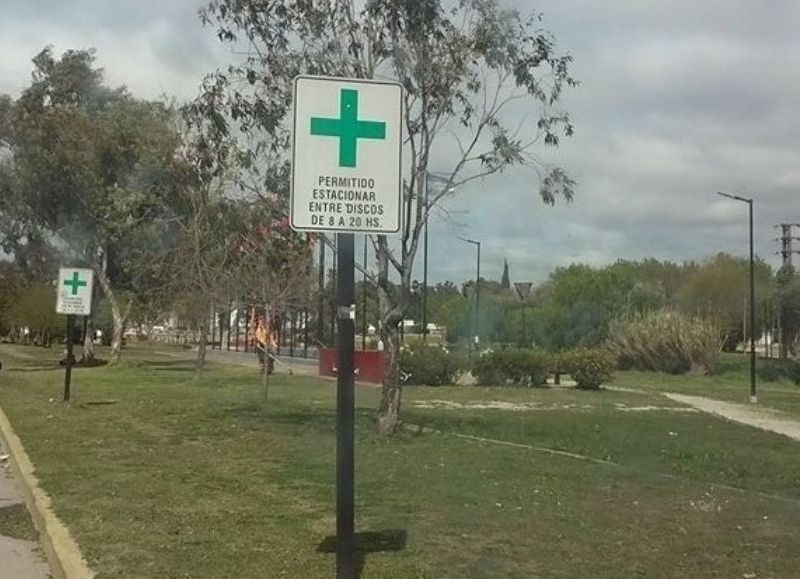 Un cartel en Avenida Génova que contradice a una ordenanza.