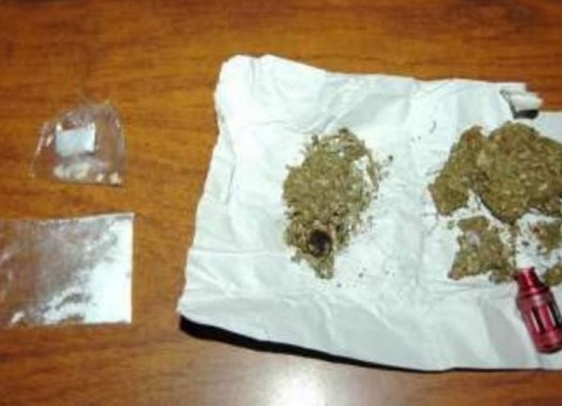 Tenían cocaína y marihuana en su poder.