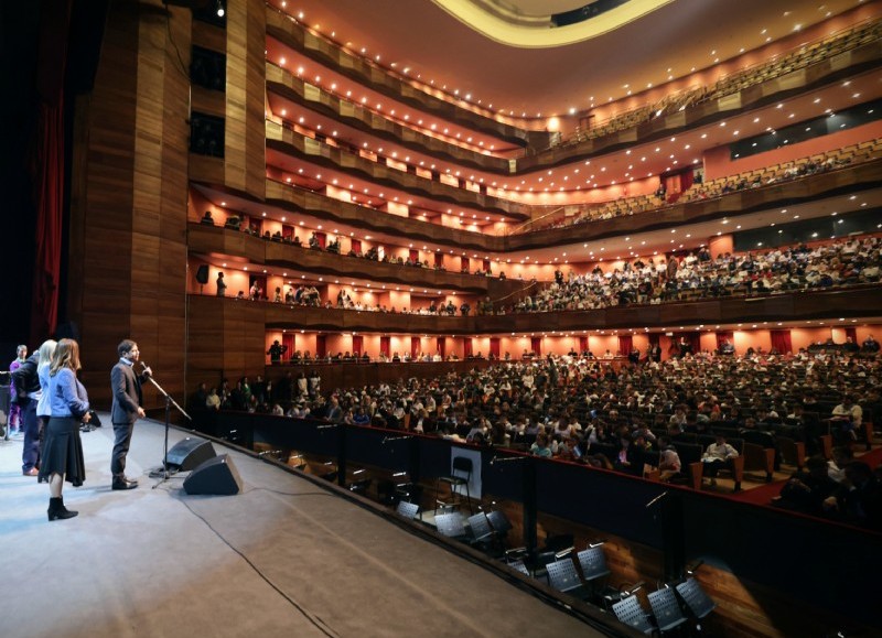 Un pasaje de la ceremonia en el Teatro Argentino de La Plata.