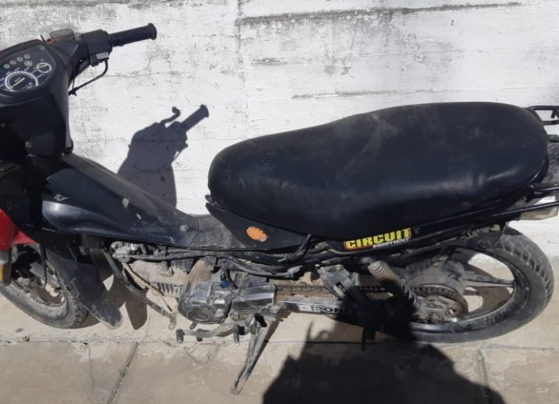 Una moto fue abandonada por un sospechoso y se constató que había sido robada.