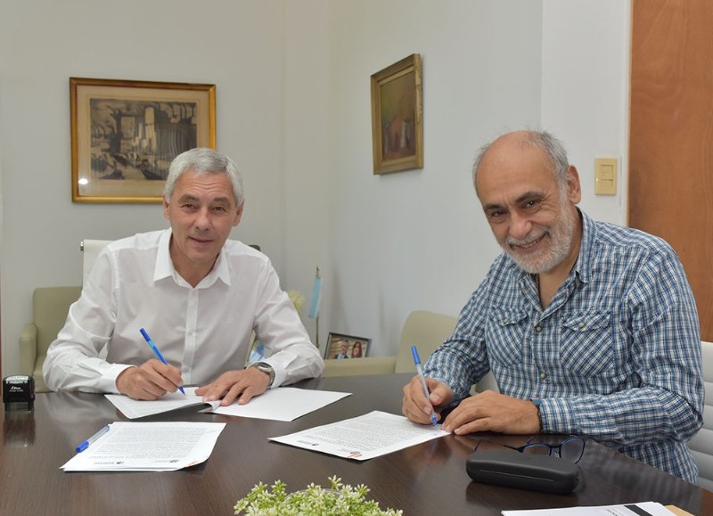 Fabián Cagliardi junto al decano Néstor Artiñano.