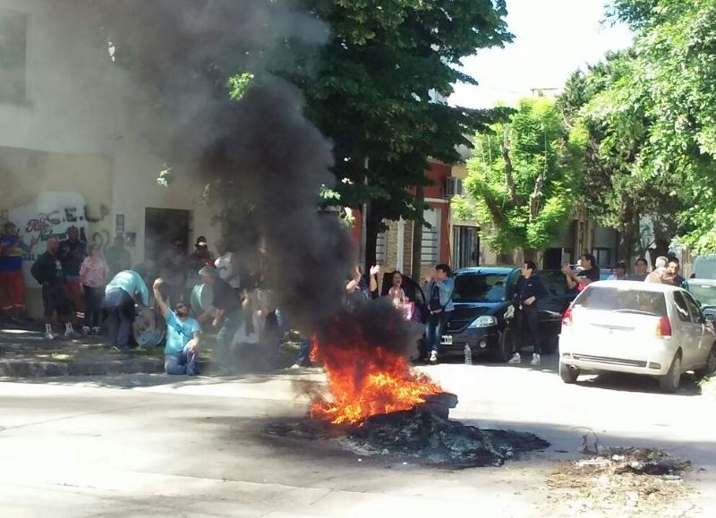 La protesta matinal hizo ceder al intendente Nedela.