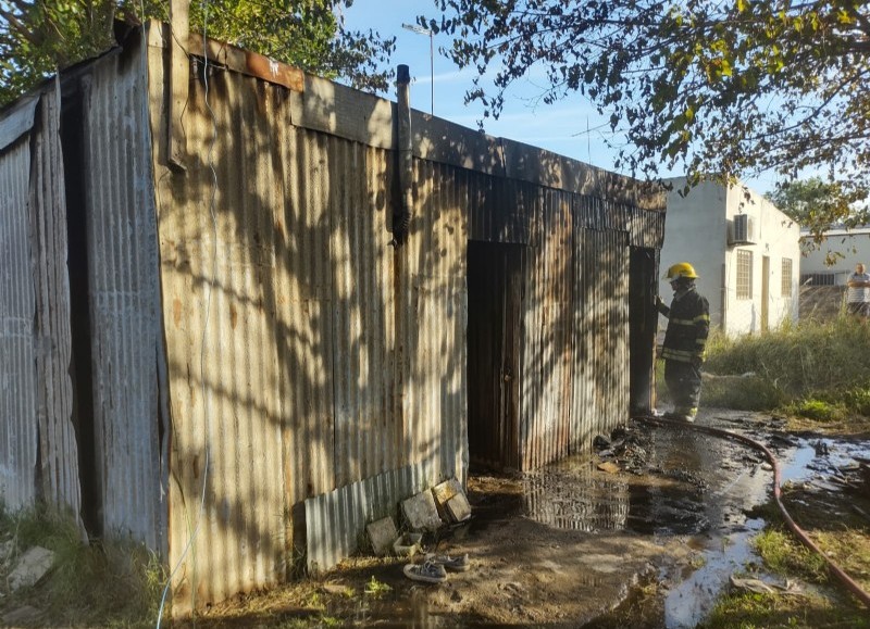 El rápido accionar de los bomberos evitó males mayores.