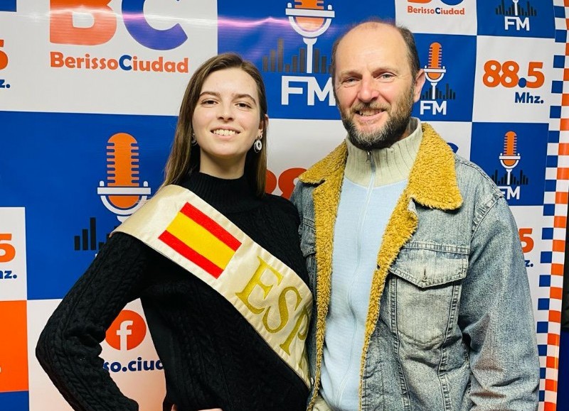 La representante cultural española, acompañada por su padre, en FM BerissoCiudad.