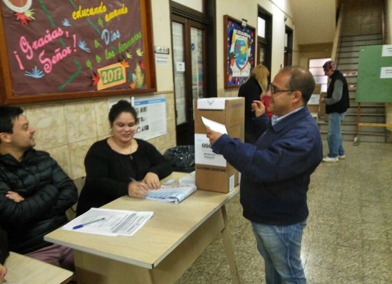 Ruiz emitiendo su voto en el instituto San José Canossiano.