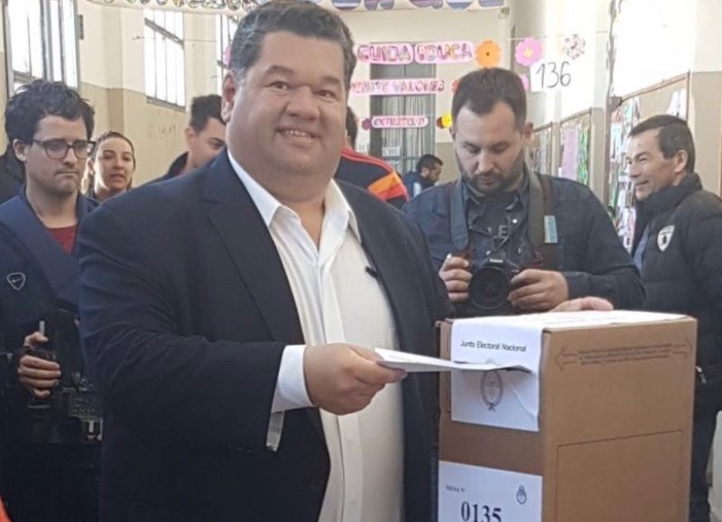 El intendente municipal emitiendo el voto.