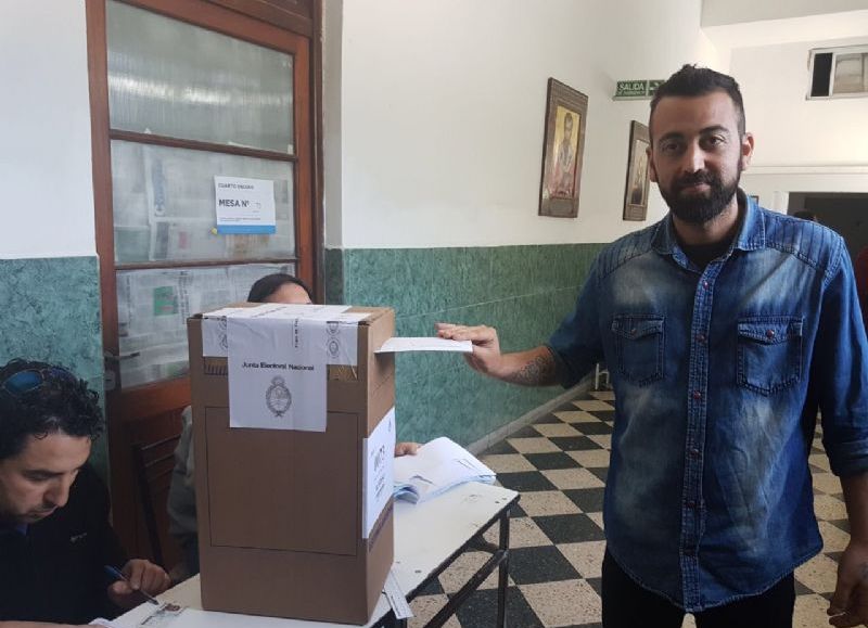 Federico Surila emitiendo su voto.