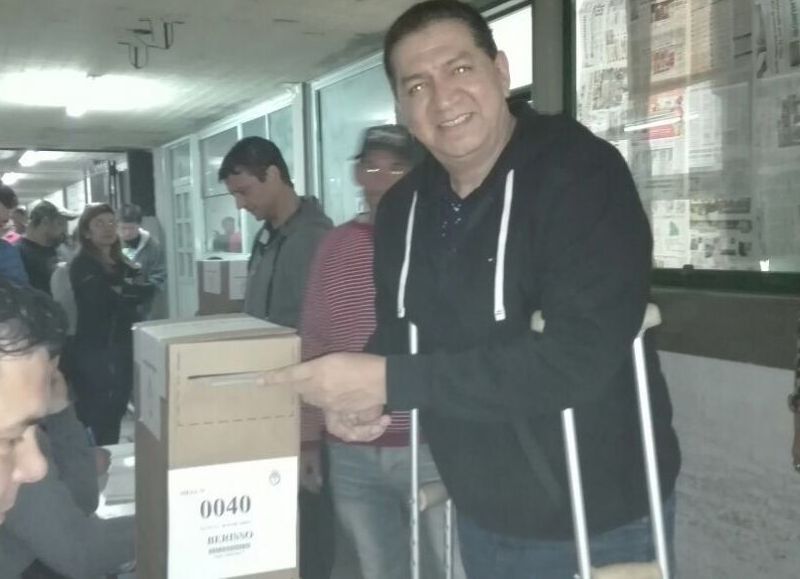 En muletas, el candidato a diputado emitió su voto.