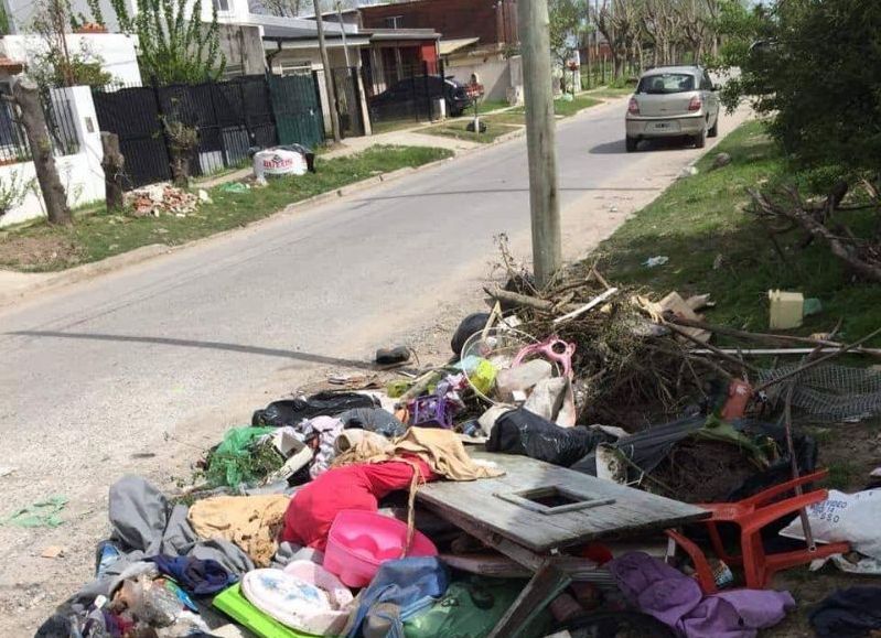 Imagen del foco de residuos emplazado en la esquina de alto tránsito