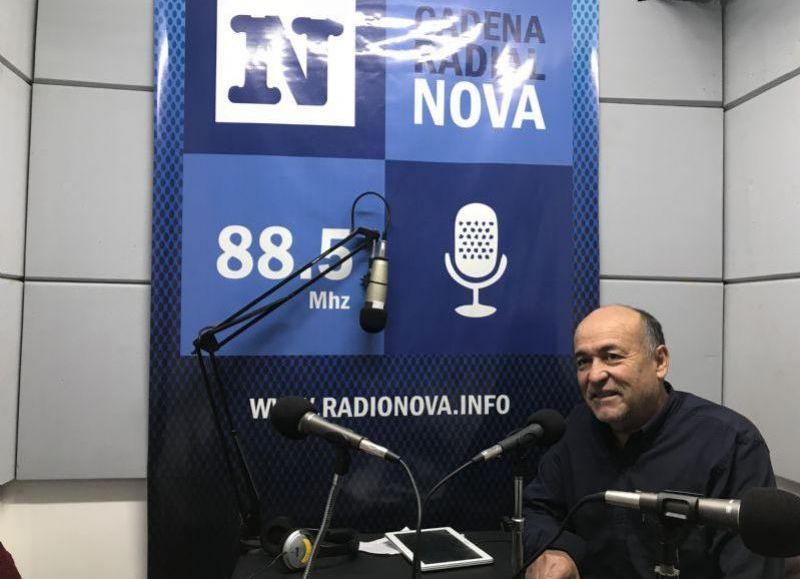 El edil en los estudios de Cadena Radial NOVA 88.5