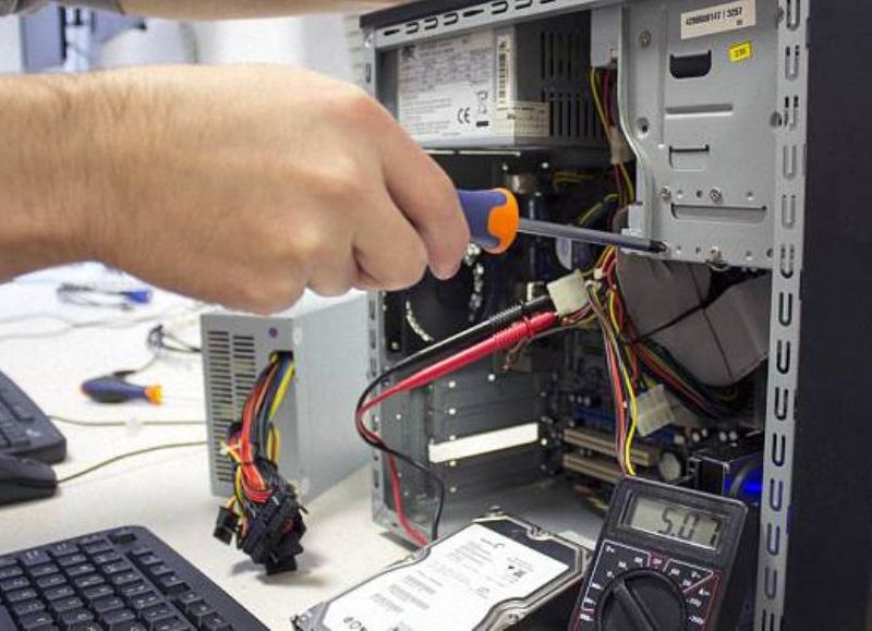 Reparación de PC, una de las propuestas.