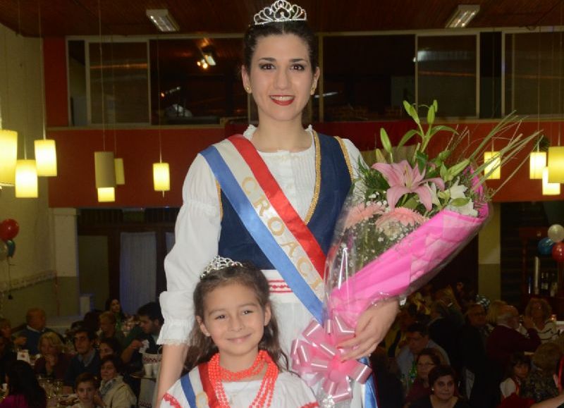 Rosana junto a la soberana infantil, María Pilar Cucolo Covacic.