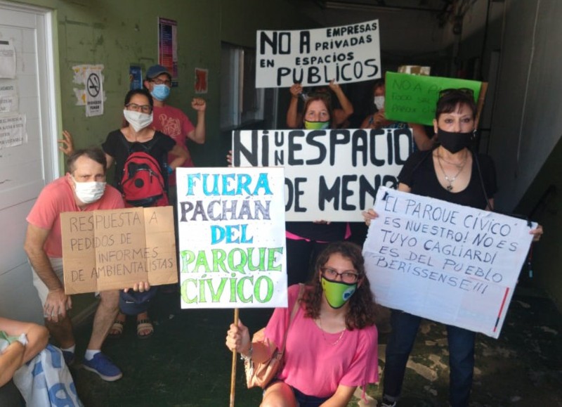 Manifestantes fuera del recinto.