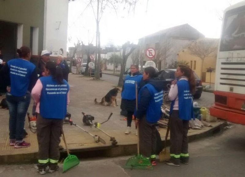 Cooperativistas en la puerta de la Municipalidad.