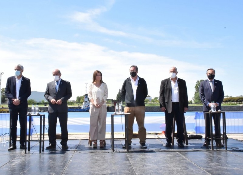 El intendente Fabián Cagliardi se hizo presente con parte de su equipo.