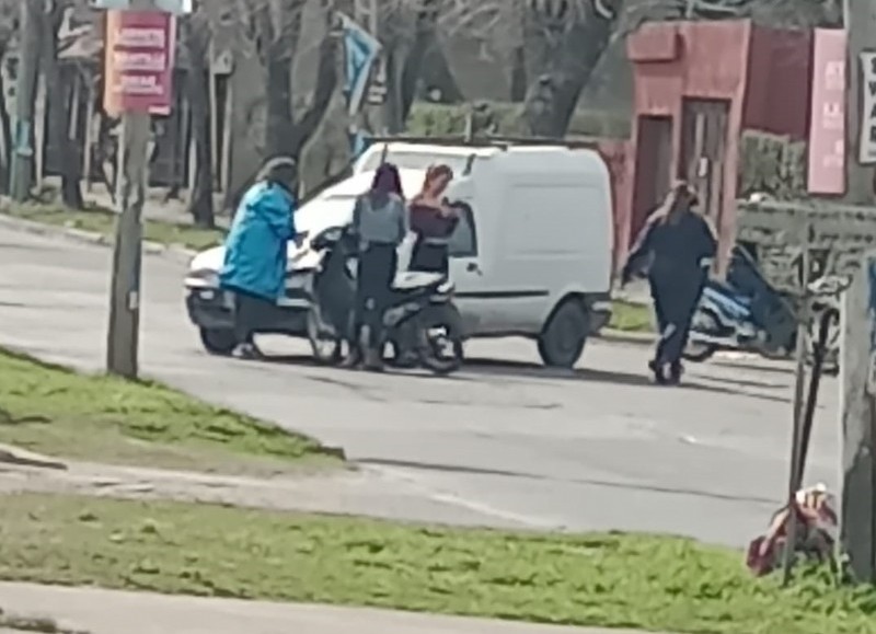 Siniestro protagonizado por una camioneta y una moto.