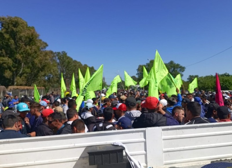 Movilización de la UOCRA Azul y Blanca.