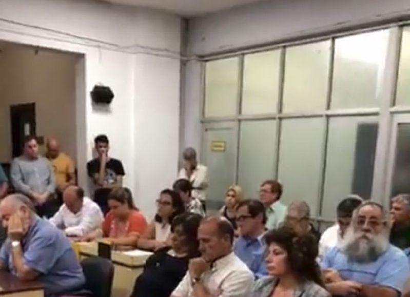 Contó con 20 concejales y 16 vecinos presentes