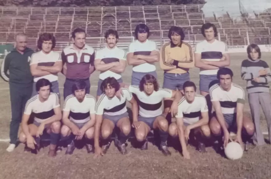 El equipo de Villa Montoro posa en el Estadio de Gimnasia y con un juego de camisetas que prestó el local,