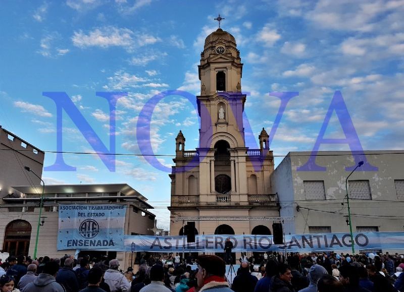 Frente a la Iglesia Nuestra Señora de la Merced de Ensenada, los trabajadores del Astillero Río Santiago nucleados en ATE, con miedo de volver a los noventa, le pidieron a Dios. (Foto: NOVA)